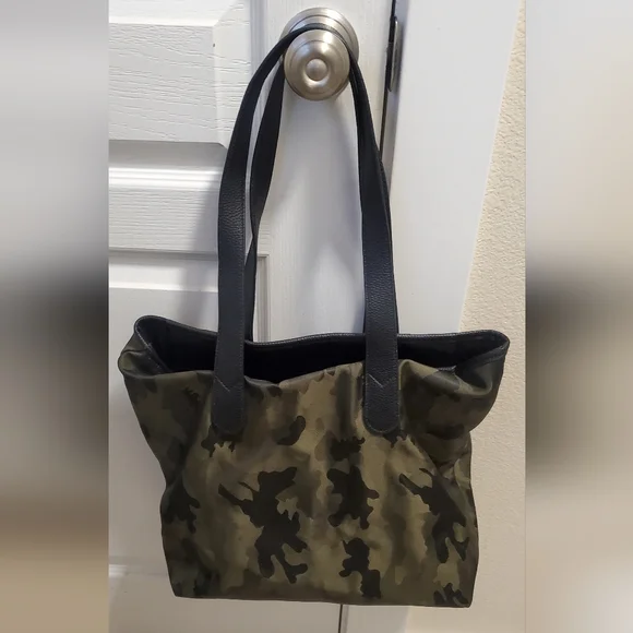 Camo tote bag, rare find and new! - Picture 2 of 3